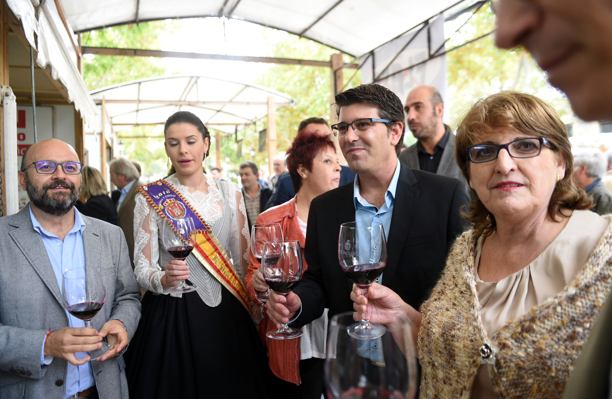 El alcalde, la Reina de la Vendimia, el presidente y la presidenta de la muestra.
