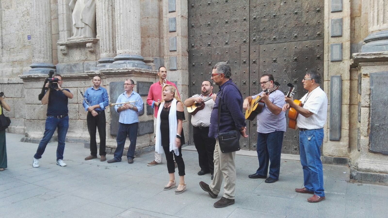 Isabel García canta junto al versaor Paco de Faura.
