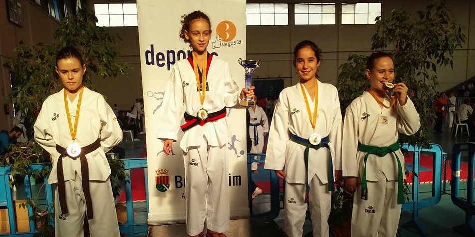 La joven deportista buñolense en lo más alto del podio en Finestrat.