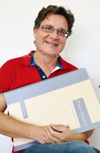 juanmaalarcon El director del CIM «Santa Cecilia» sostiene la partitura de la obra obligada.