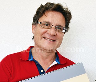 El director del CIM «Santa Cecilia» sostiene la partitura de la obra obligada.
