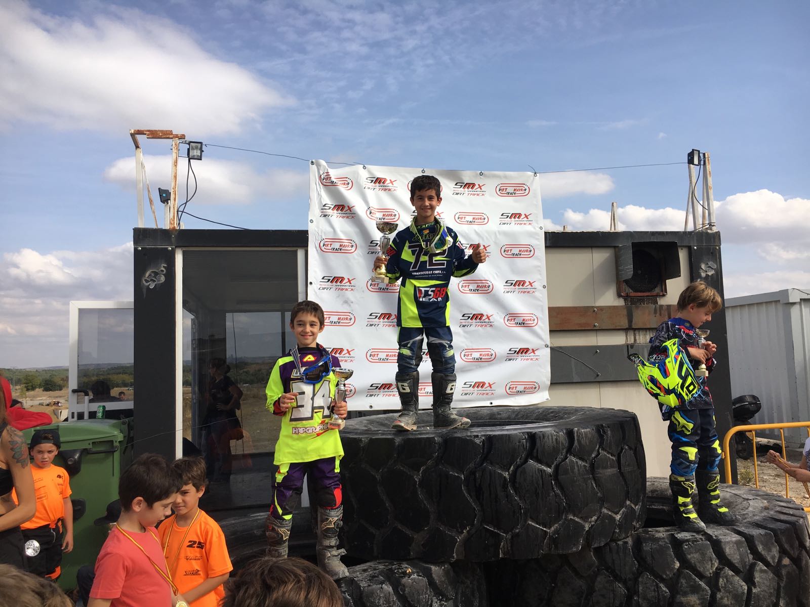 Los jóvenes pilotos del Motoclub Buñol, Kiko y Vin.