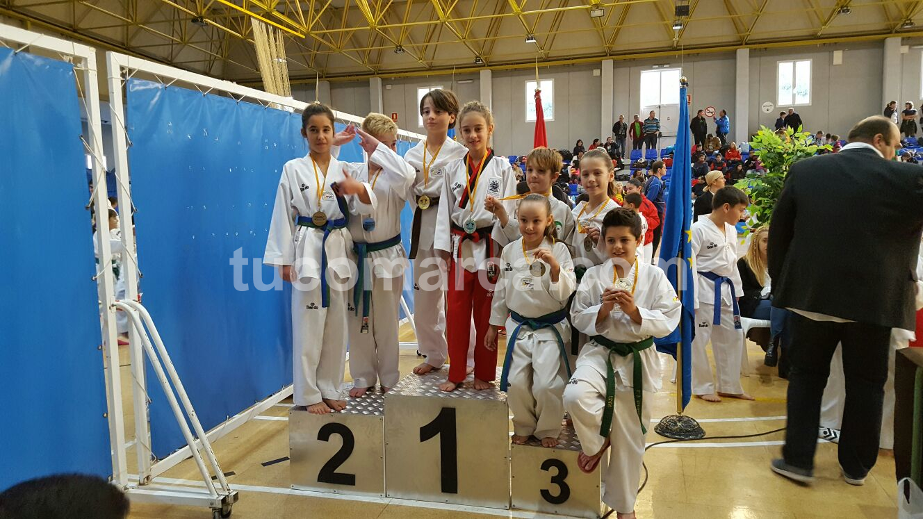 La joven taekwondista buñolense Daniela Furriol en lo más alto del cajón, junto al resto de deportistas que han conseguido sus medallas.