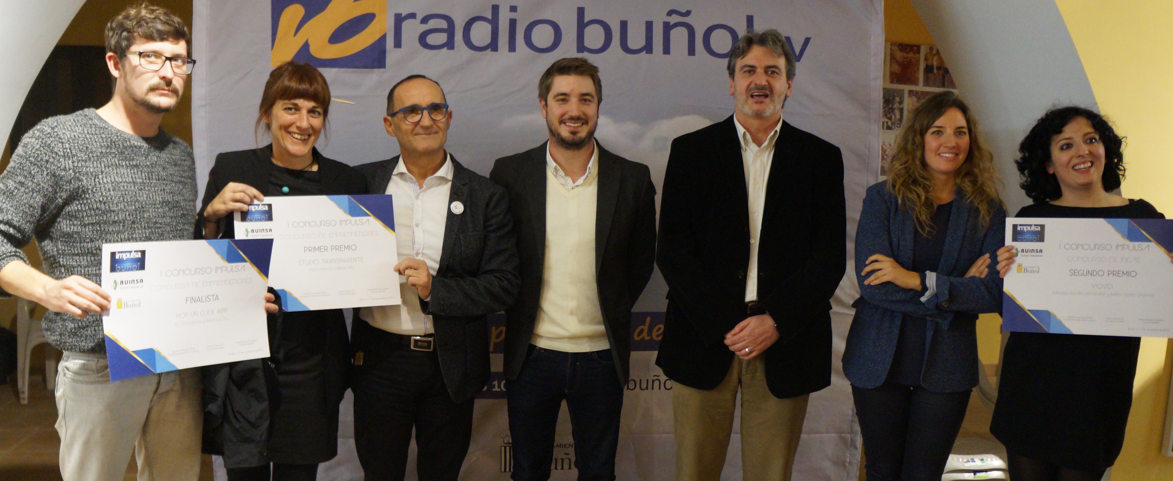 Los miembros del jurado del I Concurso de Emprendimiento e Ideas Innovadoras de Buñol con los premiados.