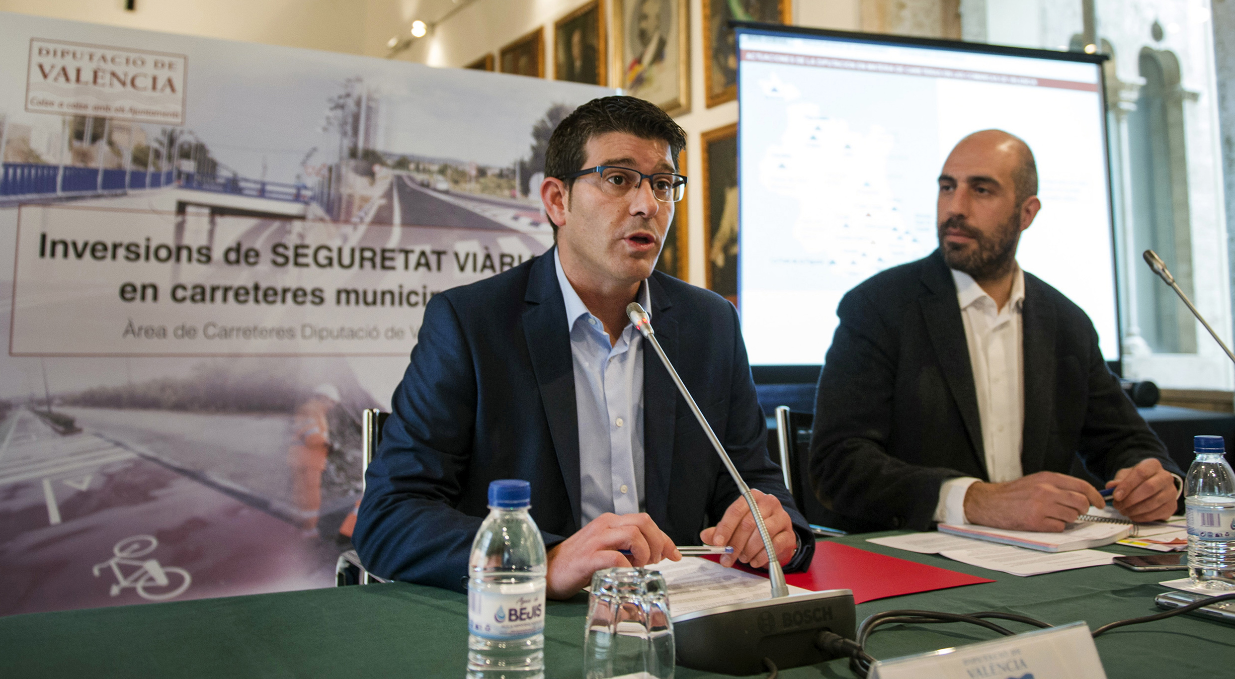 El presidente de la Diputación, Jorge Rodríguez, junto al responsable del área de Carreteras, Pablo Seguí.