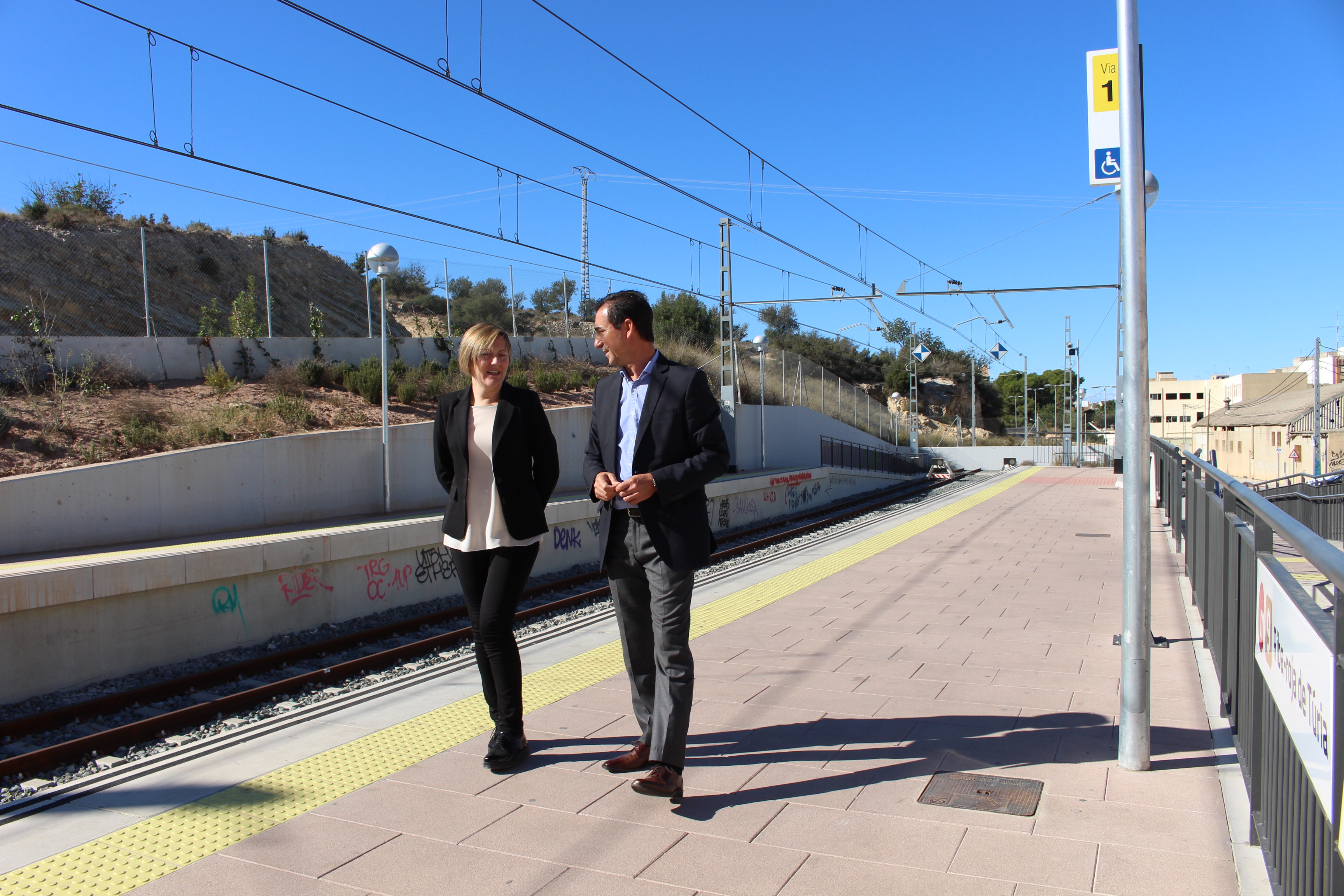 La Consellera de Vivienda, Obras Públicas y Vertebración del Territorio con el alcalde en el apeadero de Riba-roja.