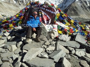 Tomás Ricarte Higón con la bandera del grupo GEMA de Yátova en la campamento base del Everest.