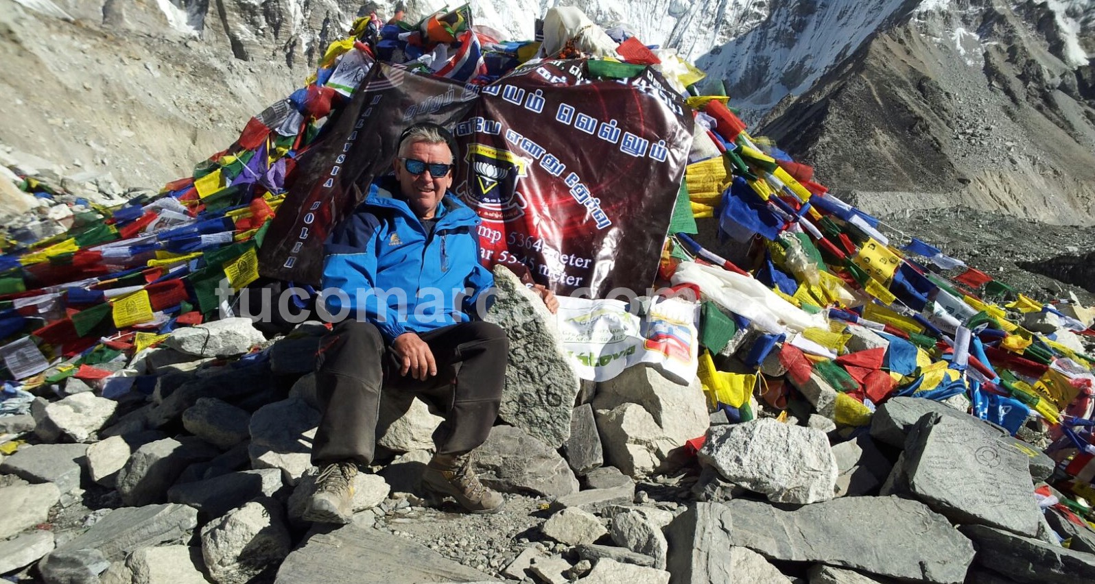Tomás Ricarte Higón con la bandera del grupo GEMA de Yátova en la campamento base del Everest.