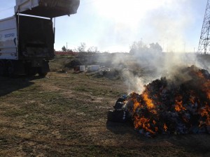 basurallamas Las brasas y cenizas mal apagadas provocan incendios en contenedores y camiones de recogida de residuos.