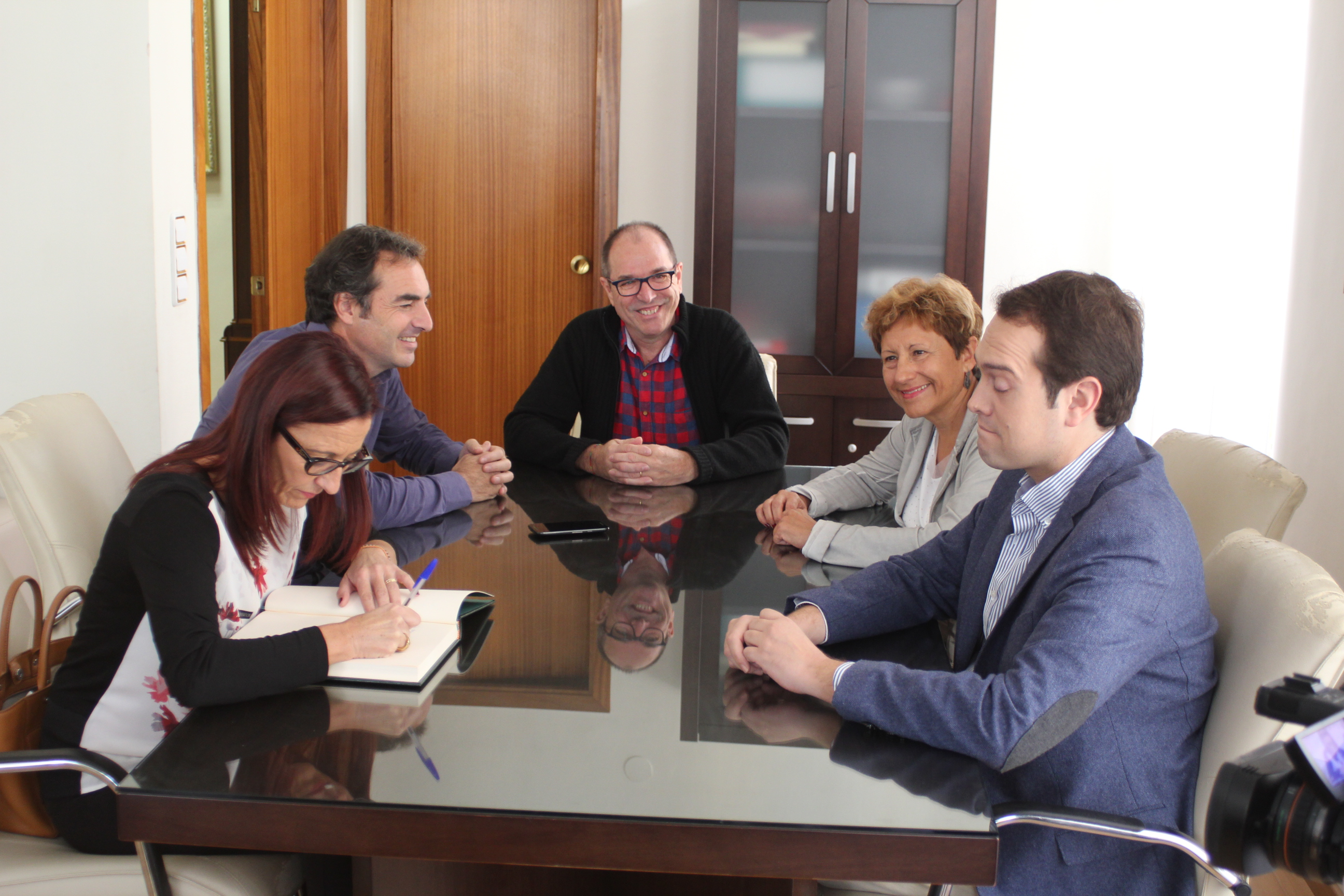 La vicepresidenta de la Diputación se ha reunido con los representantes del equipo de gobierno del consistorio, encabezados por el alcalde.