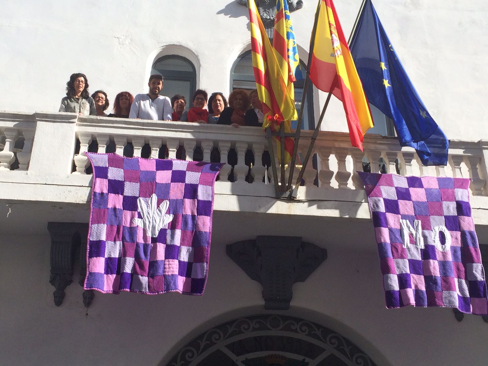 Las mantas solidarias ya cuelgan en el balcón del ayuntamiento.