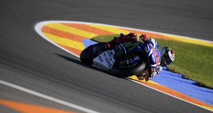 Jorge Lorenzo y Valentino Rossi estuvieron a gran nivel en la apertura del último gran premio de la temporada. El español concluyó 1º en la tabla combinada de tiempo mientras que Valentino lo hizo en la octava plaza con algunos problemas de grio.
