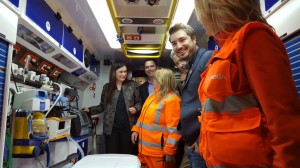 san_monton_bunol La consellera Carmen Montón junto al alcalde de Buñol, Rafa Pérez en el interior de la ambulancia.