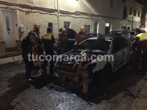 Bomberos y Policia Local ante el vehículo siniestrado la noche del viernes en Buñol.