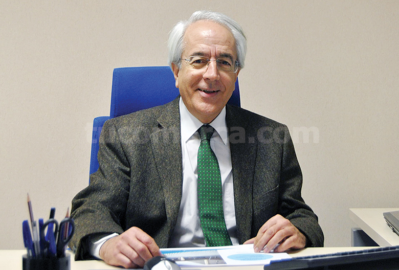 El gerente, Vicente Gil Suay, en su despacho del Hospital de Manises.