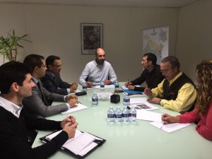 Cortes El diputado de Carreteras, Pablo Seguí, junto a las autoridades municipales y a los técnicos durante la reunión.