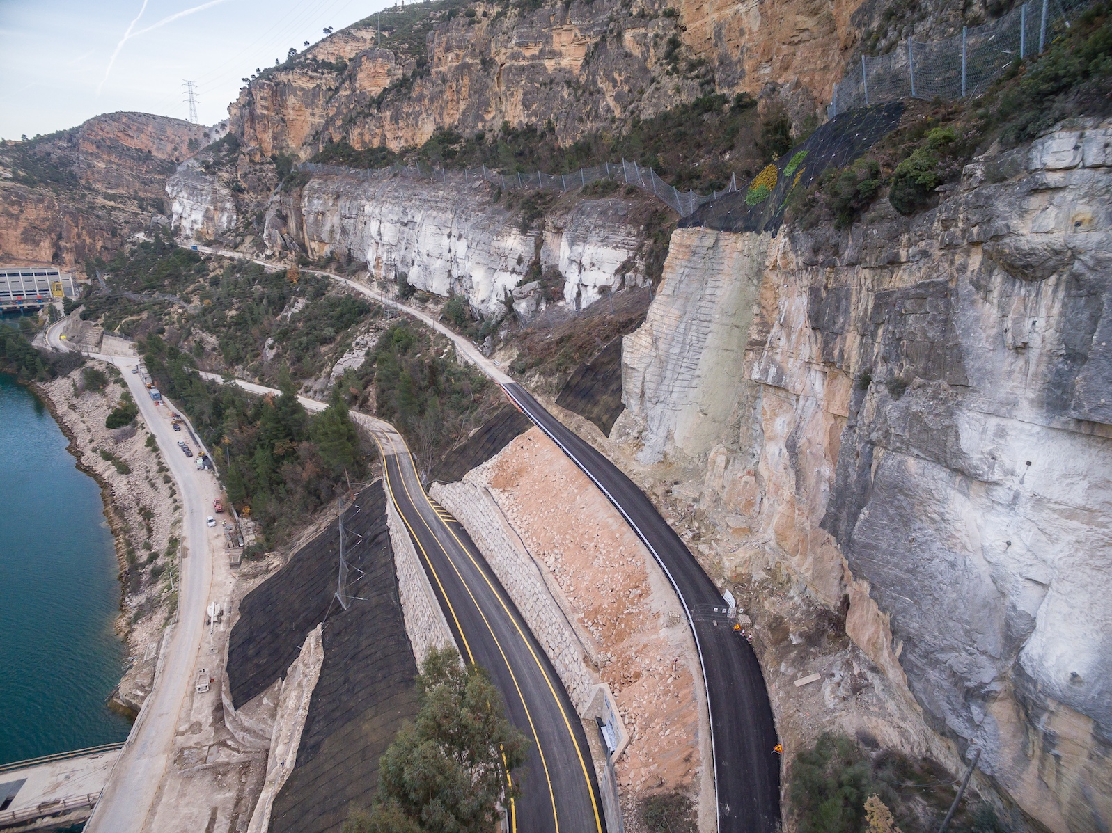 Una imagen de la carretera de acceso a Cortes de Pallás tras su remodelación.