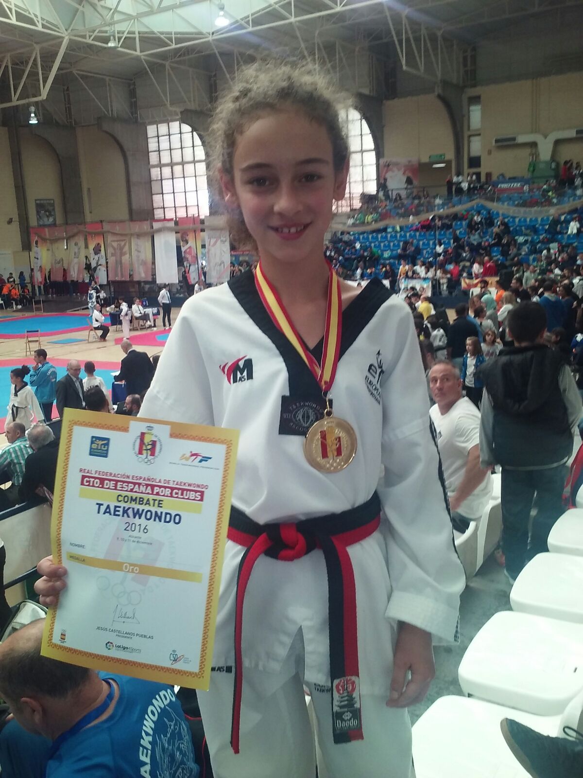 La joven taekwondista buñolense con una de las dos últimas medallas logradas.