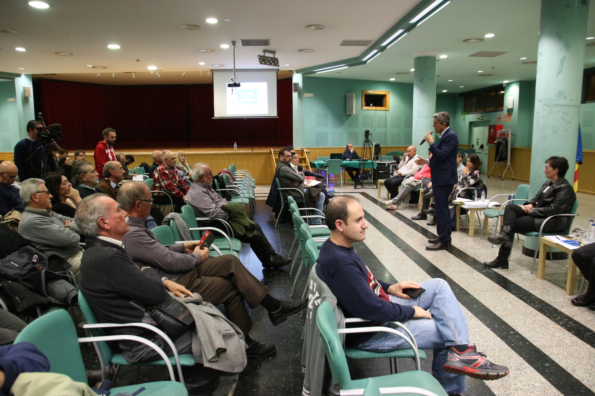 Un centenar de vecinos han participado en la Reunión Ciudadana con el Gobierno Municipal.
