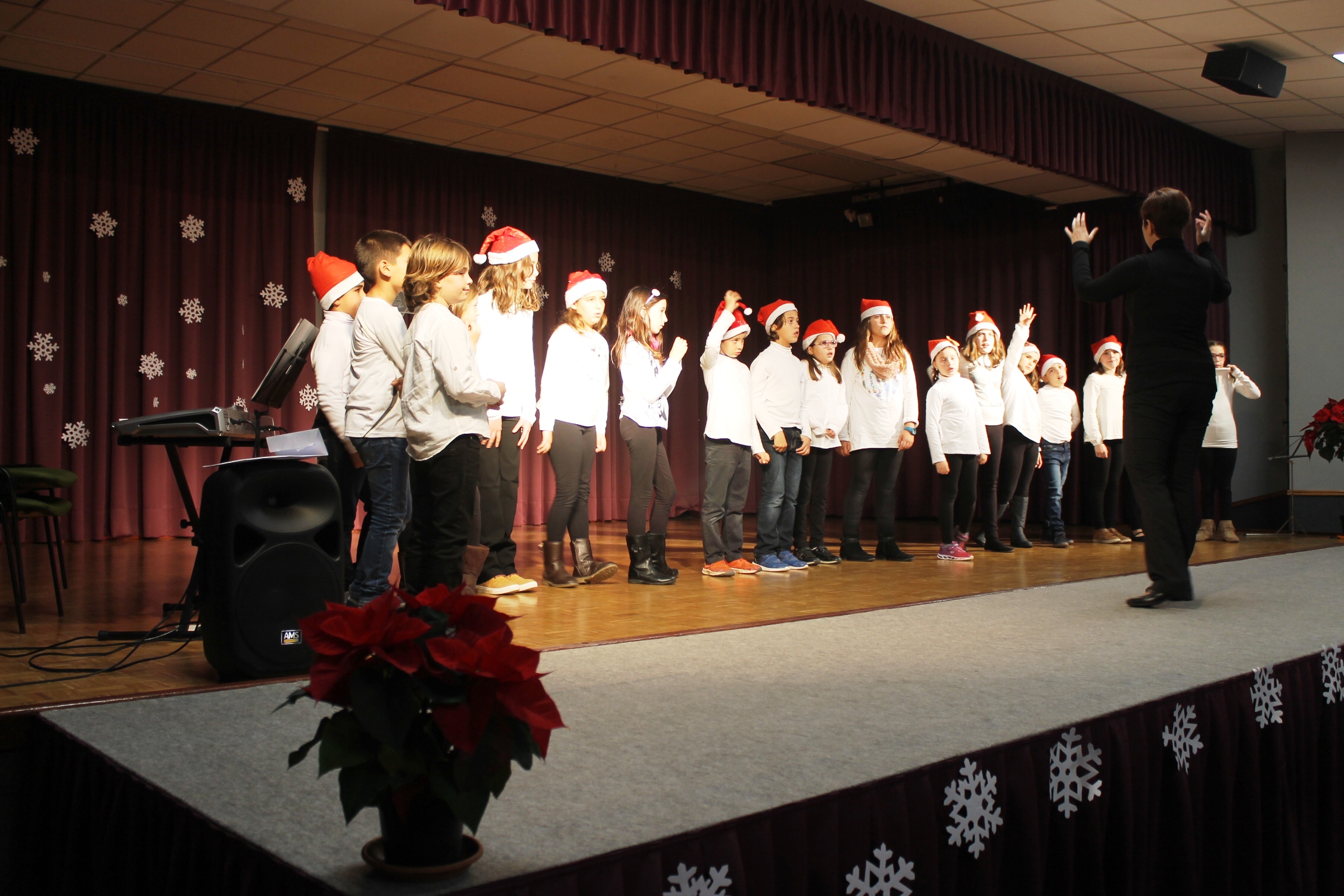 Actuación de la Coral de Voces Blancas impulsada desde la AMPA del CEIP Emilio LLuch.