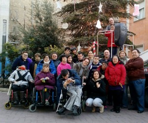 La asociación Per ells se ha encargado de los adornos del árbol de Navidad municipal