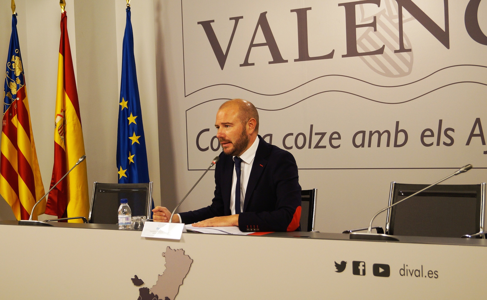 El vicepresidente y diputado de Hacienda, Toni Gaspar, ha explicado los pormenores de las cuentas públicas para 2017.