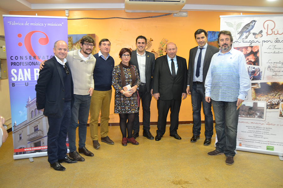 Responsables municipales e invitados en la inauguración de la Ruta de la Música de Buñol.