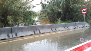 lluvias Una de esas vías es la CV-428 en el acceso a Cortes de Pallás, donde la Corporación e Iberdrola continúan los trabajos de refuerzo de la ladera con la instalación de unas pantallas dinámicas.