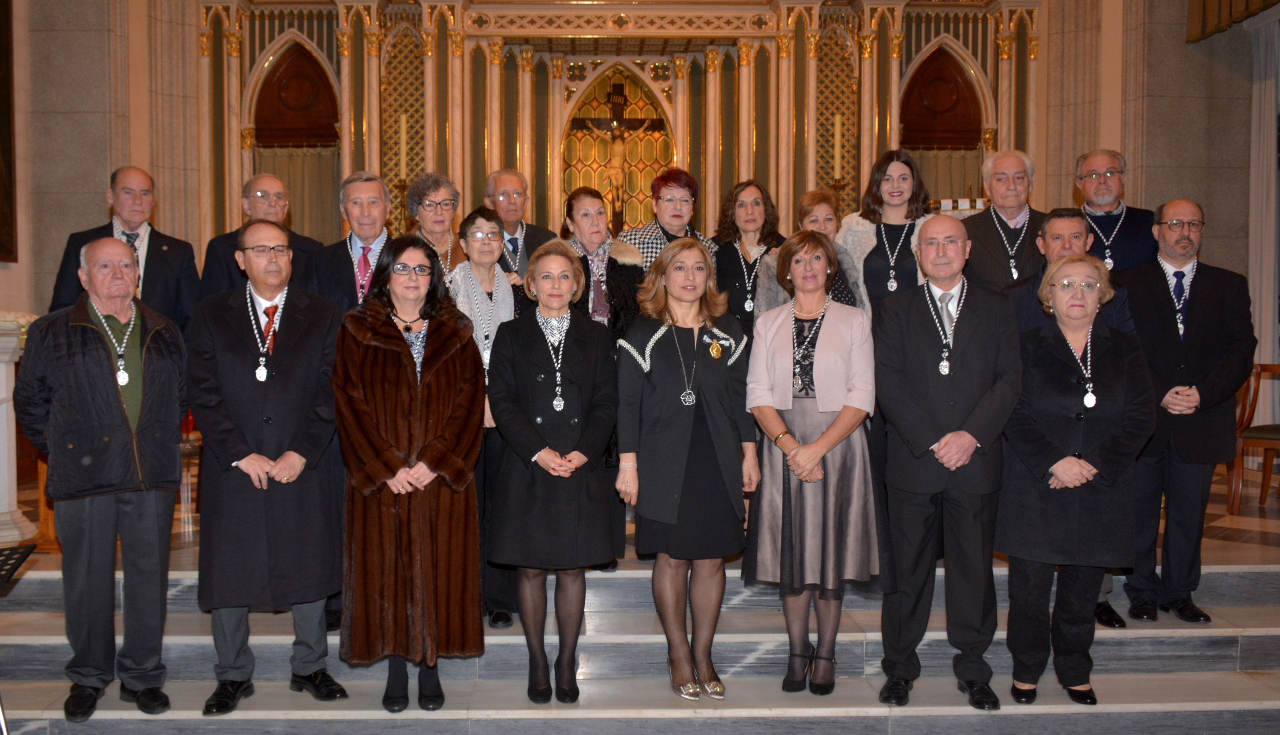 El Presidente, Vicent Ortolà Gil, junto a Dª Antonia Ten Montesinos y el resto de integrantes de la Asociación. Foto: Vicente Almenar.