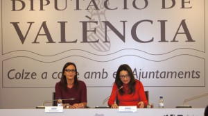 La vicepresidenta, Maria Josep Amigó, y la vicepresidenta y consellera Mónica Oltra durante el transcurso de la rueda de prensa.