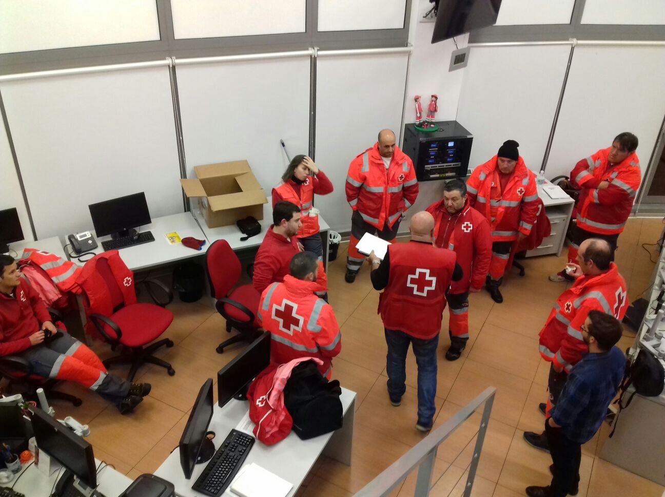 Voluntarios de la Cruz Roja durante una reunión preparatoria del voluntariado para ayudar a los conductores atrapados en la A-3 por el temporal.