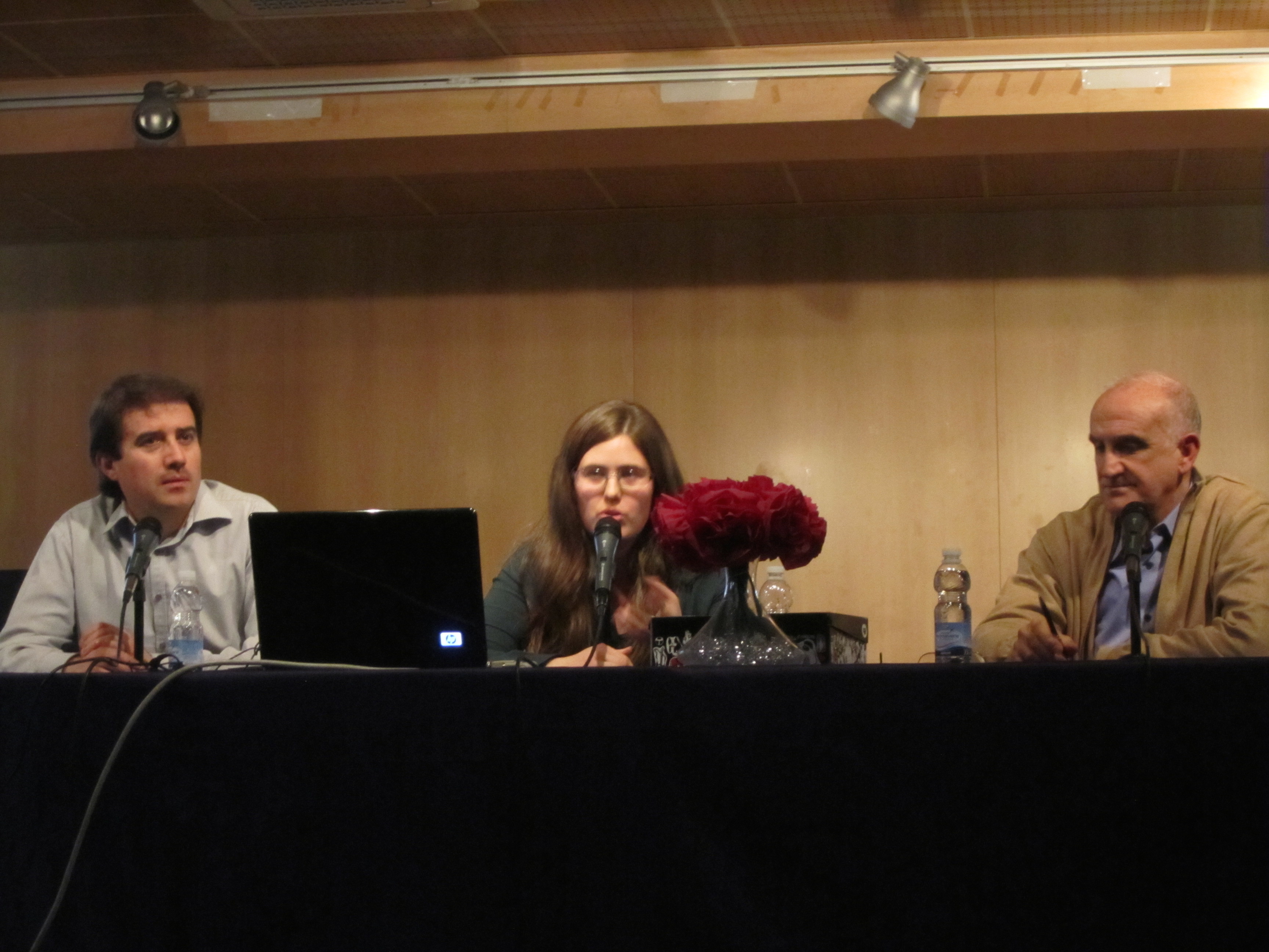 El presentador del acto junto a la autora, Laura Alcantarilla, y el profesor de IES Alameda Miguel García.