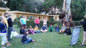 La Terapia a través de la aventura consiste en facilitar experiencias significativas a través de la realización de actividades de aventura y en el medio natural, para potenciar el desarrollo integral de las personas. 