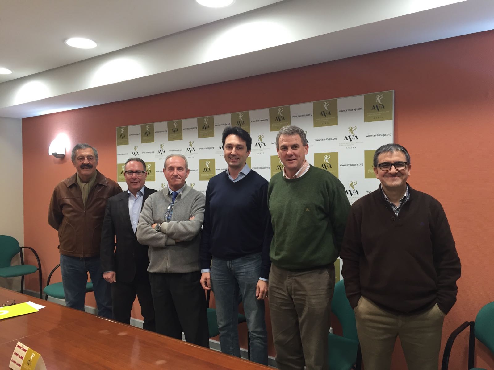 Respondables del PP y de AVA-Asaja con el presidente provincial del PP, Vicente Betoret, y el presidente de la Asociación Valenciana de Agricultores (AVA-ASAJA), Cristóbal Aguado.