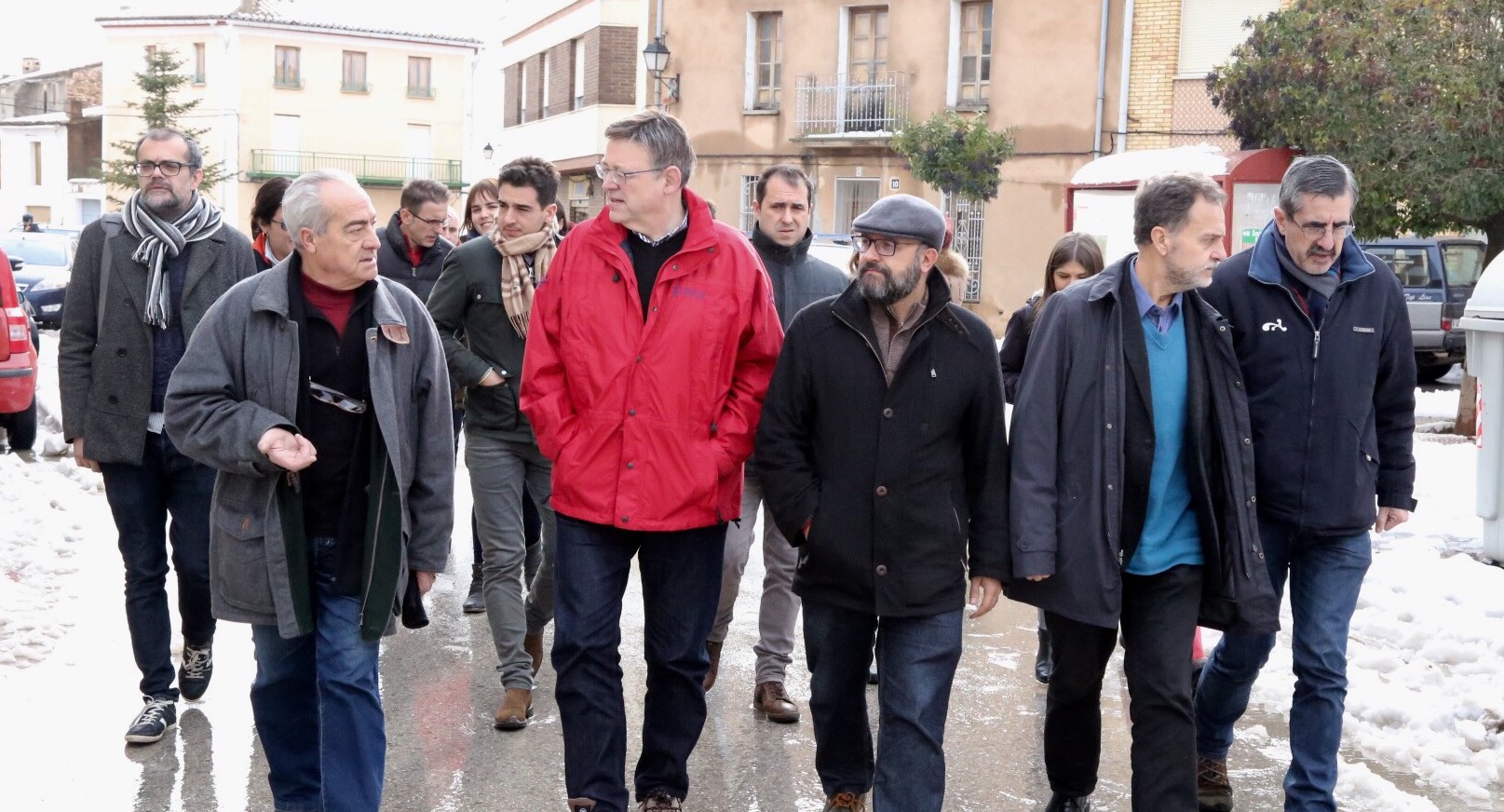 Ximo Puig, junto con el alcalde de Utiel, Fernando Benlliure, ha recorrido las calles de Utiel y sus pedanías.