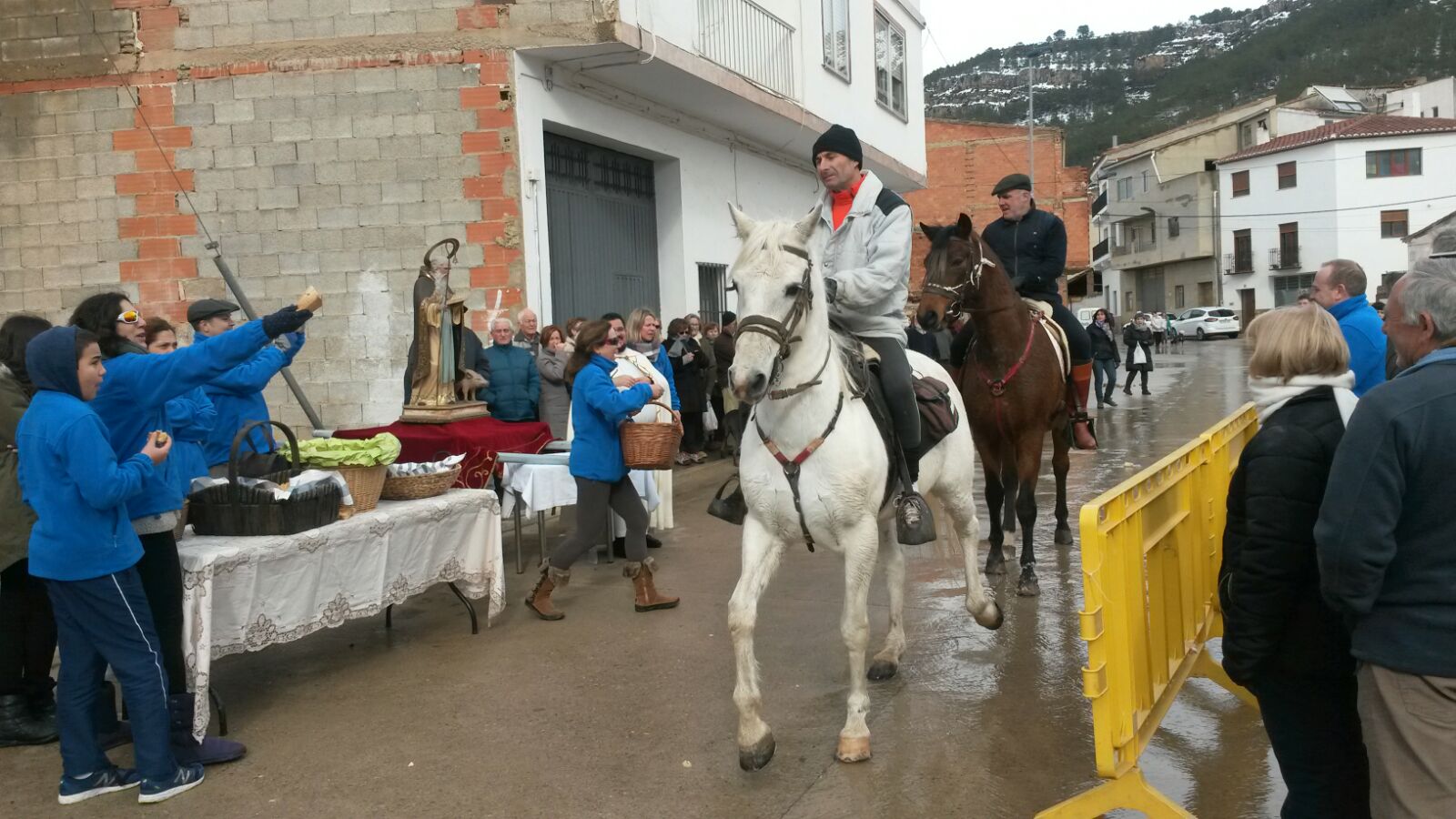 A pesar del temporal, el fin de semana se ha vivido San Antón en los pueblos de la zona del Alto Turia muy intensamente.