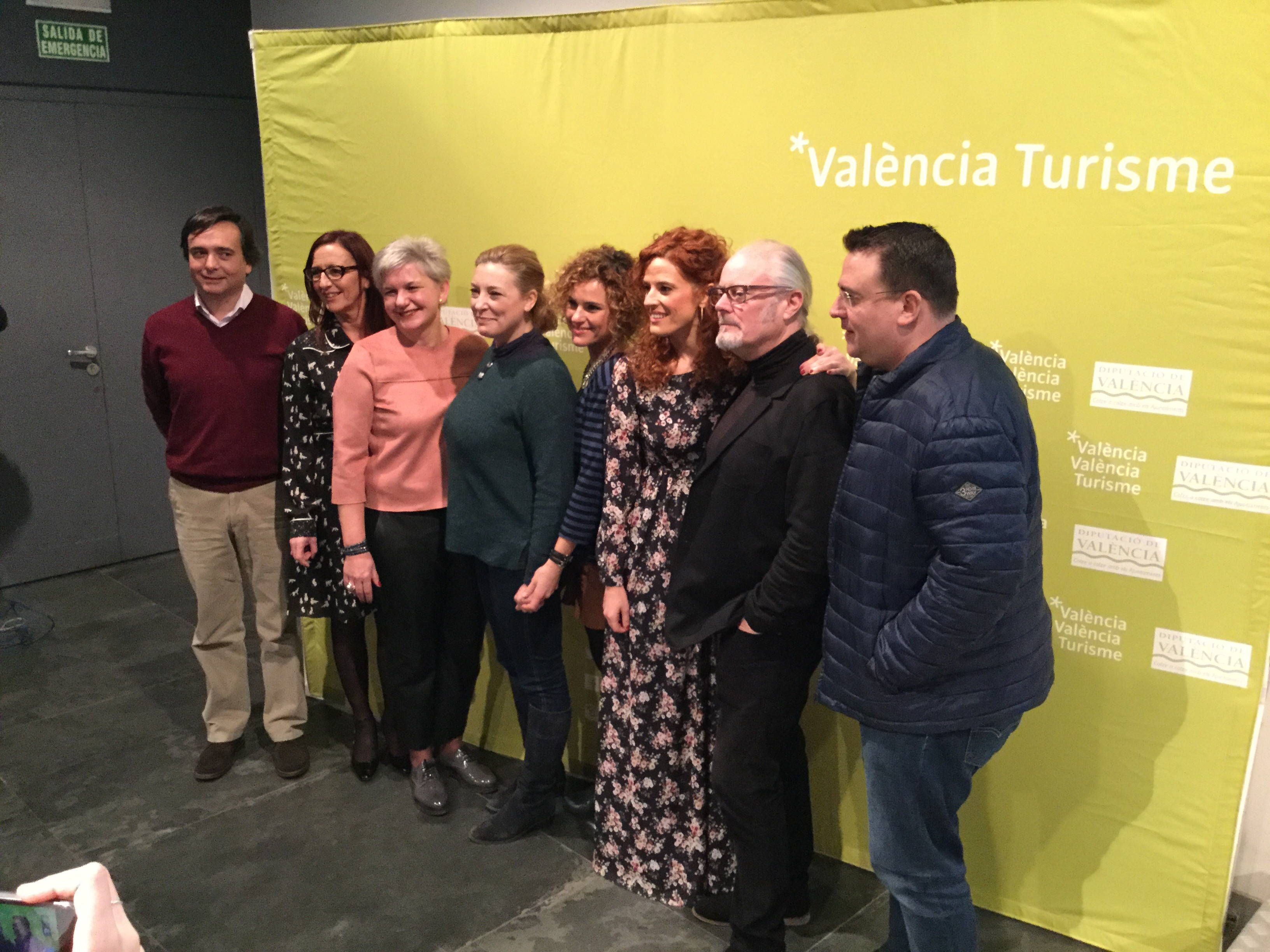 La diputada provincial Pilar Moncho con la vicepresidenta Maria Josep Amigó, los actores y los diputados asistentes a la presentación.
