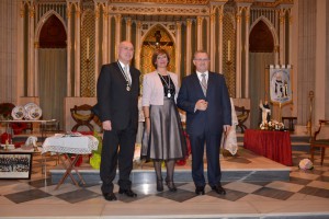 El presidente junto a la Clavariesa Mayor 2017 y el Mantenedor del Acto,  José Salvador Murgui Soriano. Foto: Vicente Almenar. 
