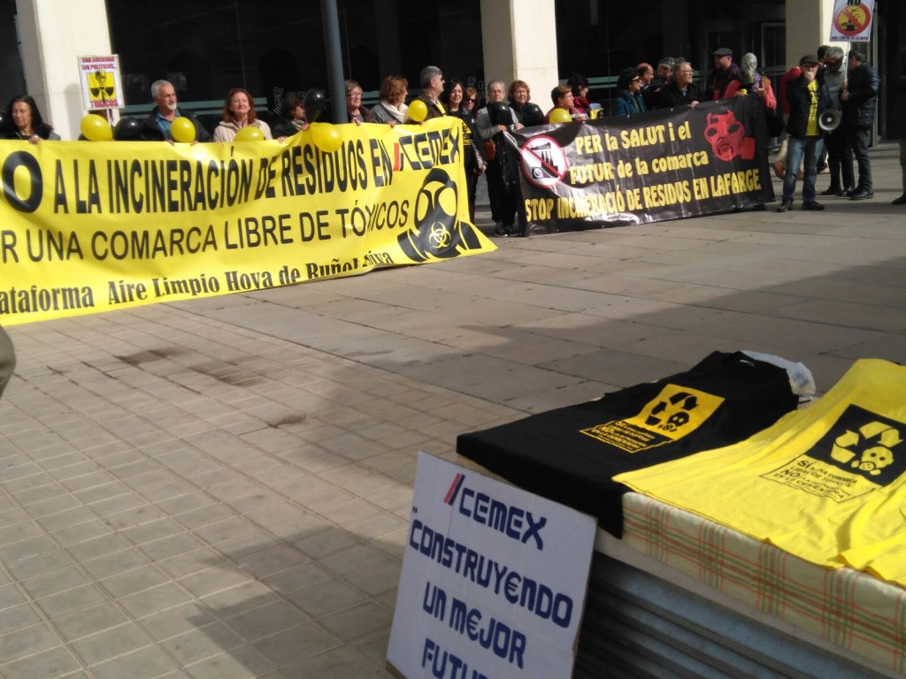 La plataforma vecinal Aire Limpio Hoya de Buñol-Chiva se concentró ante las puertas de la Conselleria de Medi Ambient.