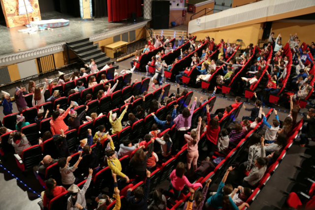 El teatro chestano acogió la actividad “Teatro en inglés para escolares”.