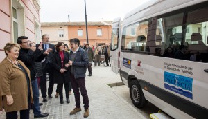 Dipuvehiculos El presidente, Jorge Rodríguez, presenta en Ontinyent el vehículo de la Fundación ADIEM, ya en servicio, como el resto de vehículos en los que la Corporación invertirá 212.000 euros.