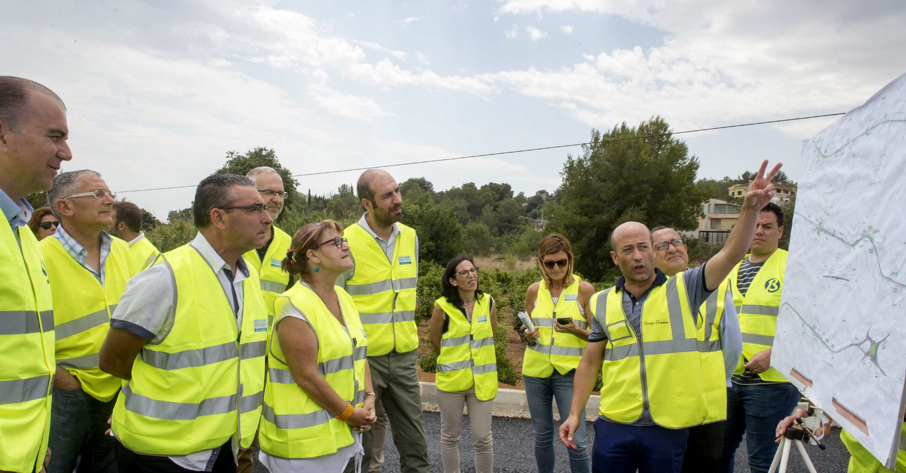 l diputado de Carreteras, Pablo Seguí, junto a la diputada Conxa Garcia, en una visita a las obras en la carretera de Picassent.