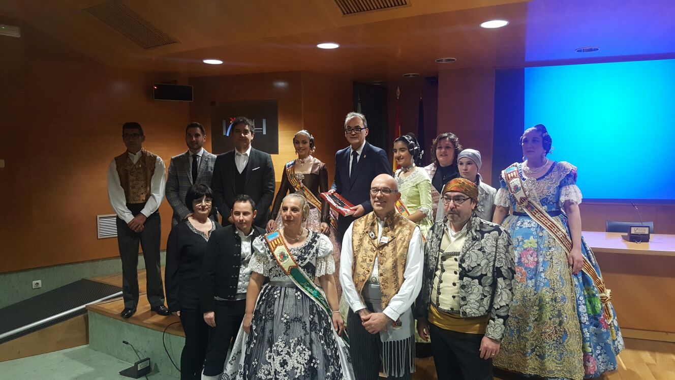 Francesc Colomer ha recibido en Valencia a un grupo representativo de la Junta Local Fallera de Benaguassil, acompañado por el alcalde del municipio, Jose Joaquín Segarra.