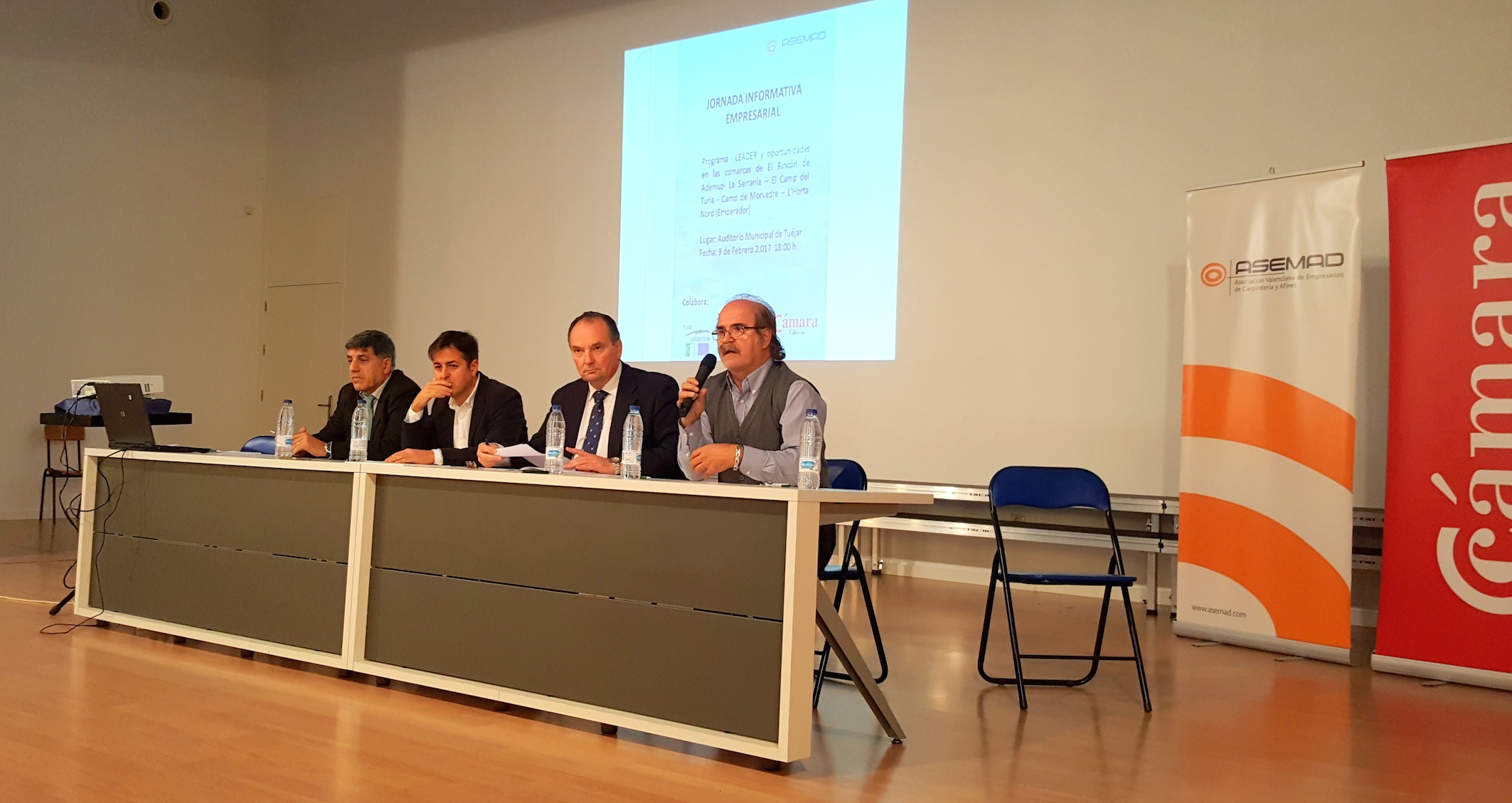 La jornada finalizó con la intervención de alguno de los presentes en relación a las diferentes inquietudes y dudas que genera la implantación del programa Leader en la región.