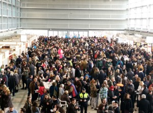 asistentesferia Tanto requensenses como visitantes han acudido al Edificio Multifuncional del Recinto Ferial para saborear los mejores embutidos de la zona, maridados con vinos y cavas.