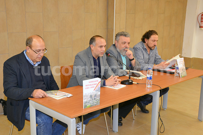 El alcalde de Godelleta fue el encargado de introducir a los autores del libro cuya presentación se llevó a cabo en la biblioteca municipal de la localidad.