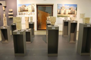 El conjunt palatí reprodueix els models clàssics de la viles amb galeria i torres en els cantons, amb pati central i pis superior. 