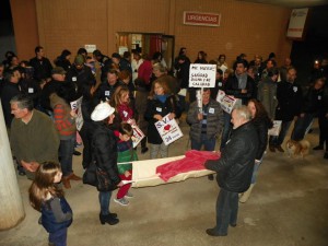 Protesta de la plataforma ante las puertas de Urgencias en el centro de salud de Buñol.