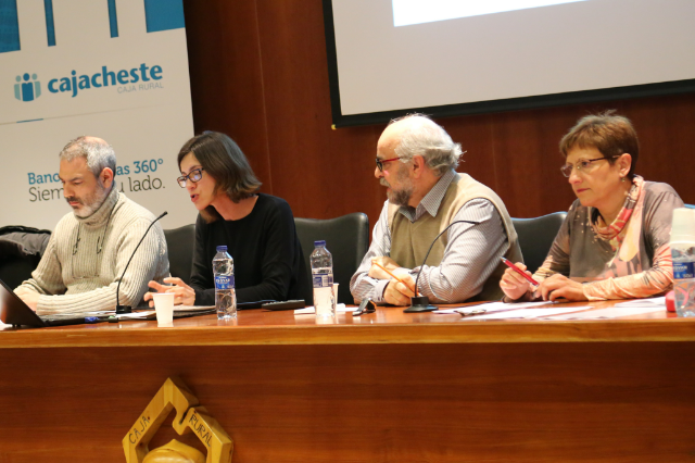 Participaron Sandra Albiol, profesora de antropología social y sociología de la Universidad de Valencia; Javier Juan, profesor de FP y representante del sindicato STEPV y Ramón Torres, maestro jubilado, representante de la Federación MRPs del PV, además de la edil de Educación de Cheste, Mª Ángeles Llorente.