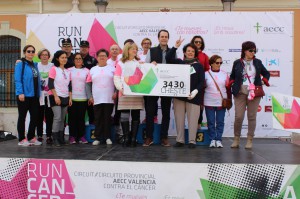 Las autoridades locales, encabezadas por el alcalde, junto a la organización y participantes en Cheste.